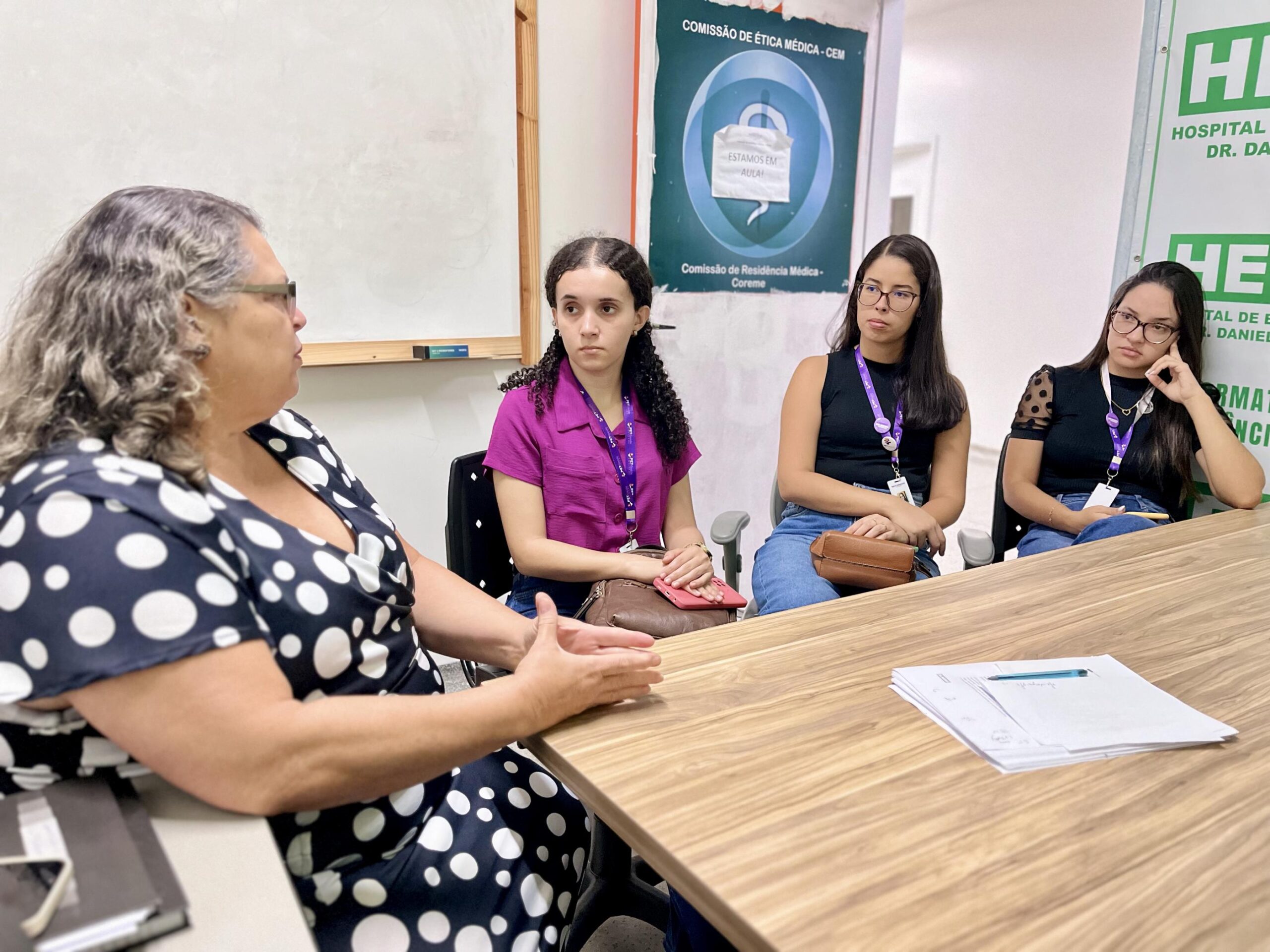 hospital-de-emergencia-do-agreste-recebe-estudantes-do-pet-saude-para-visita-ao-servico-de-epidemiologia