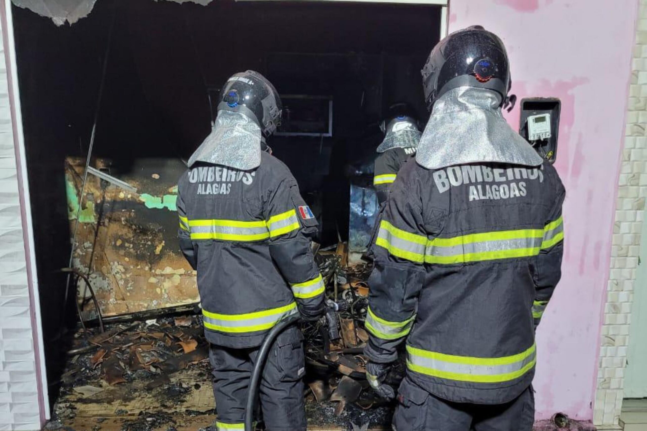 corpo-de-bombeiros-combate-a-incendio-em-estabelecimento-comercial-em-maceio