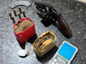 dois-homens-sao-presos-com-armas-e-drogas-em-acoes-da-policia-militar