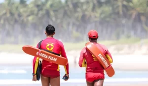 corpo-de-bombeiros-salva-quatro-turistas-argentinos-de-afogamento-na-praia-do-frances