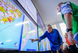 na-sala-de-alerta-governador-em-exercicio-e-secretario-vitor-pereira-monitoram-situacao-das-chuvas-em-alagoas (1)