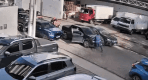 video-mostra-momento-em-que-homem-e-baleado-dentro-00827667-461e2fe8b59c7aae48538c98e102ae41