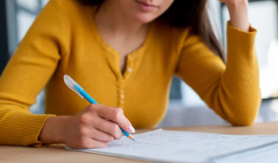 close-up-de-mulher-fazendo-dela-trabalho-23-2148238859