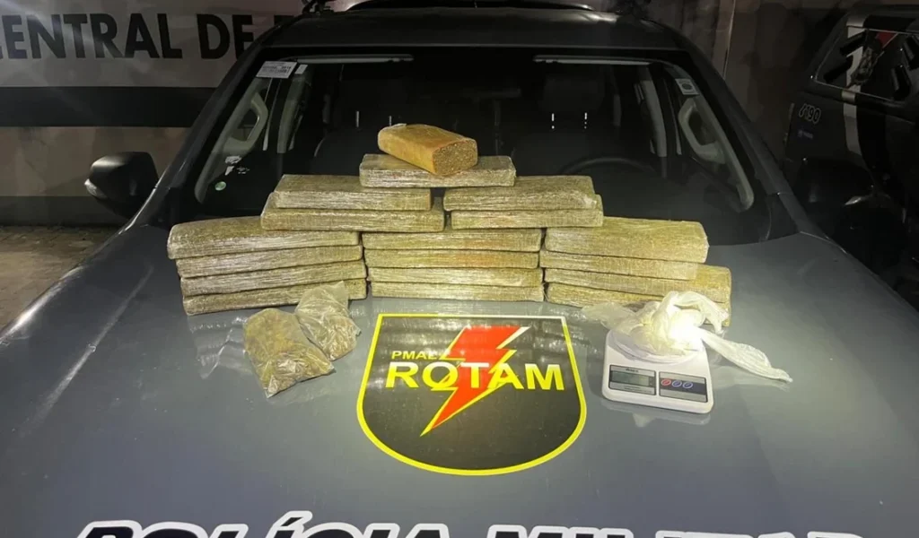 pm-apreende-quase-15-quilos-de-drogas-no-bairro-da-levada