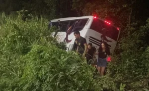 video-onibus-com-estudantes-cai-em-ribanceira-em-m-00851335-e5118696828ced0d1dc281bf994bfa2f-7-1