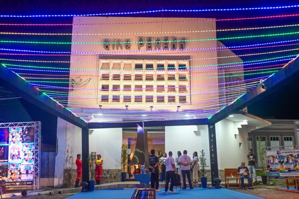 com-sala-cheia-festival-universitario-tem-noite-de-estreia-no-circuito-penedo-de-cinema