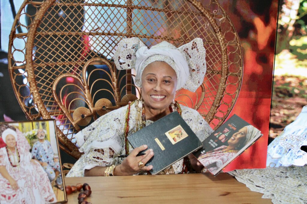 mae-neide-oya-d-oxum-celebra-mais-um-livro-lancado-pela-imprensa-oficial
