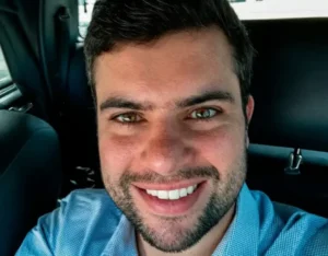 advogado-daniel-almeida-retrato-no-carro-1024x594