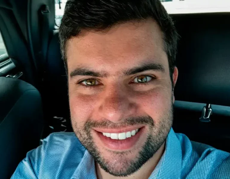 advogado-daniel-almeida-retrato-no-carro-1024x594