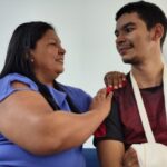 Mãe de paciente com fratura no punho homenageia profissionais do HEA pelo Dia das Mães