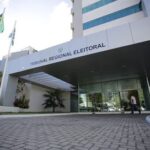 TRE-AL multa influenciadora por propaganda antecipada e determina remoção de vídeo contra JHC