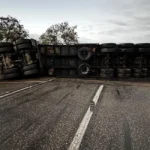 Carreta carregada de madeira tomba na BR-101 e deixa cinco feridos em Porto Real do Colégio