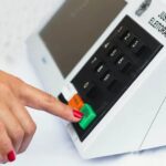 Urna eletrônica é substituída após falha na tecla 3 durante votação no Rio Grande do Sul