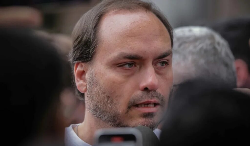 vereador-carlos-bolsonar-visita-o-pai-bolsonaro-que-esta-preso-na-superintendencia-da-policia-federal-pf-metropoles-15-scaled